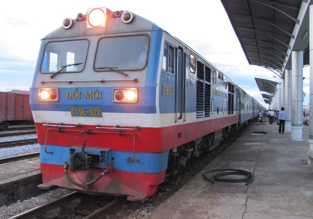 Train from Hanoi to Hue
