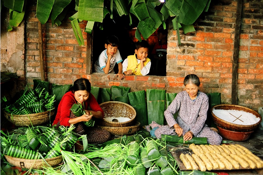 la-famille-vietnamienne-avec-confection-du-gateau-du-tet