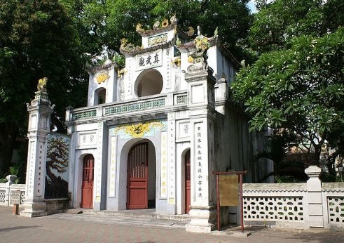 quan thanh temple hanoi vietnam