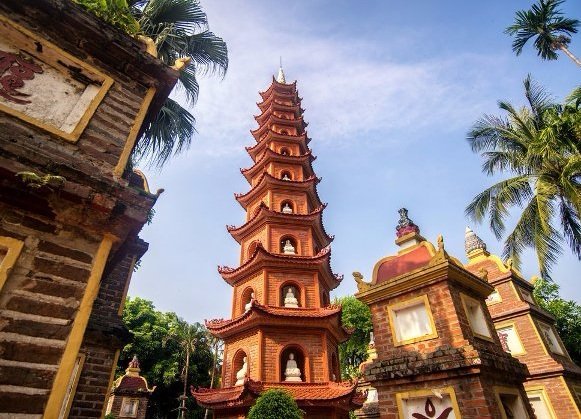 tran quoc pagoda tour hanoi vietnam