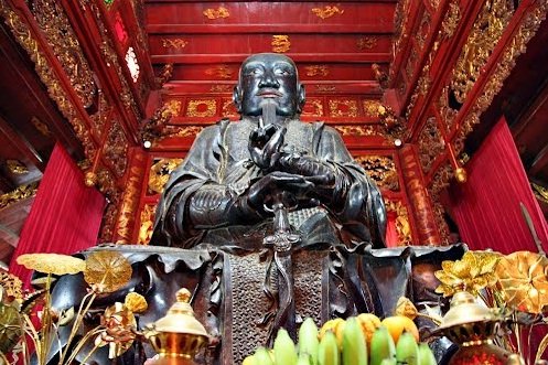 statue-du-genie-empereur-du-nord