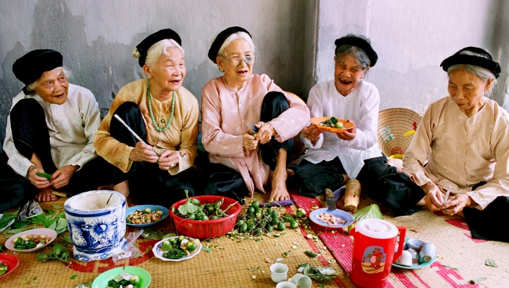 Vietnamese old women at the wedding