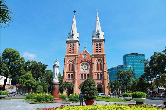 cathedrale-notre-dame-saigon-vietnam