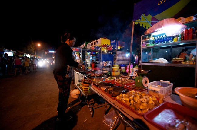 marchand-ambulant-des-fruits-de-mer-a-phuquoc