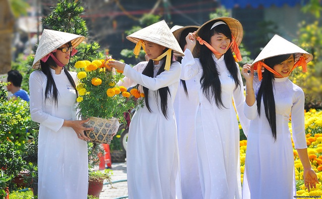 Vietnamese girls in traditional dress