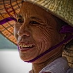 une-femme-vietnamienne-au-chapeau-conique