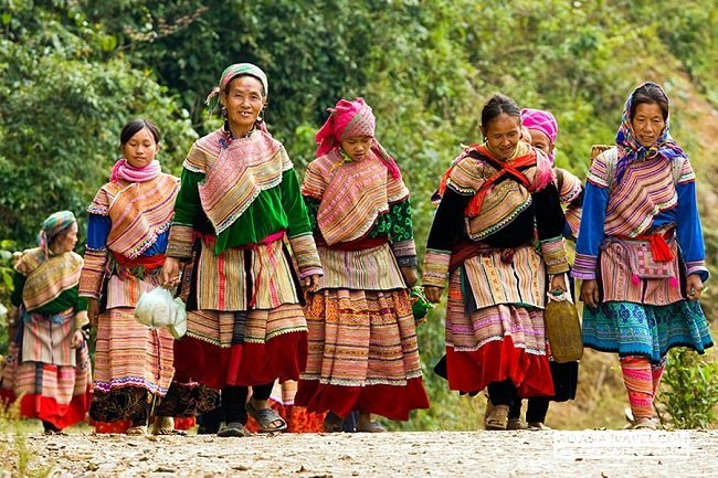 the-bac-ha-market-beautiful-ethnic-women