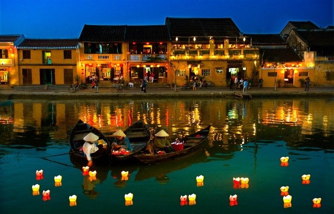 beautiful-photo-travel-hoi-an-vietnam-lamp-on-water