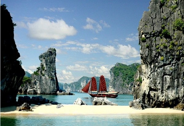 beautiful-halong-bay-vietnam
