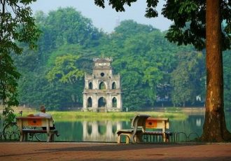 le-bord-du-lac-de-hoan-kiem-hanoi-vietnam-photos (1)