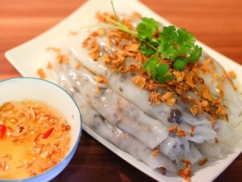 banh cuon - steamed Vietnamese crepes 