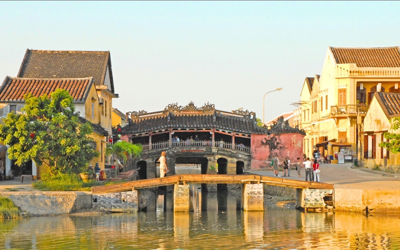 Le Pont Japonais, avec ses 18 mètres de charme intemporel, relie deux quartiers anciens de Hôi An