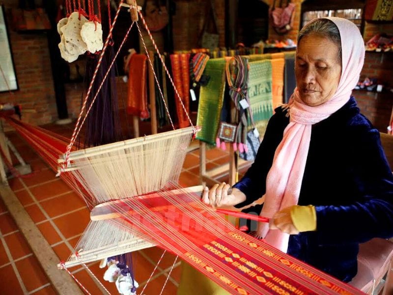 Les visiteurs ont la chance de rencontrer les artisans quand vous visitez le village de la soie de Van Phuc