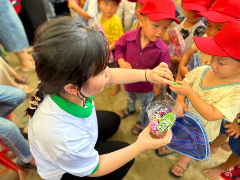 Au nom de nos clientes, nous avons remis les jouets qu’elles ont apportés de France aux enfants en difficulté au Vietnam