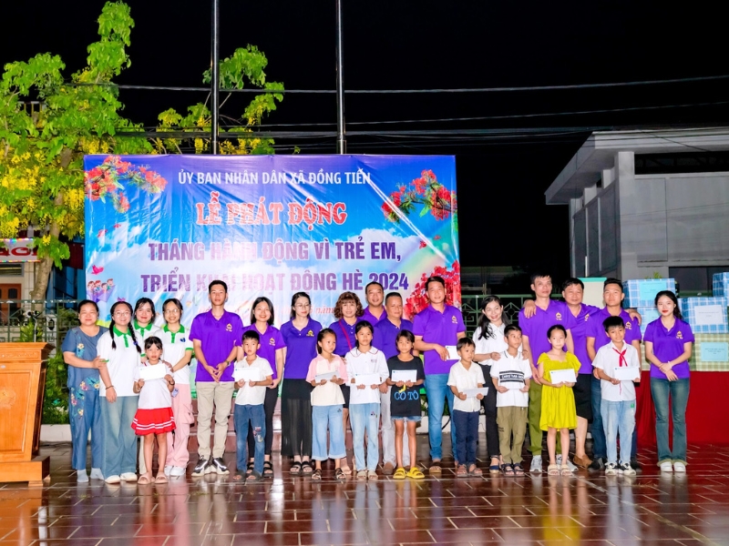 Nous avons distribué les cadeaux aux élèves brillants ayant des conditions difficiles à Đồng Tiến