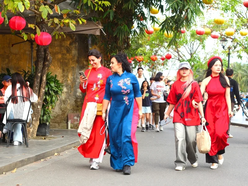 An elegant souvenir par excellence: Vietnamese Ao dai