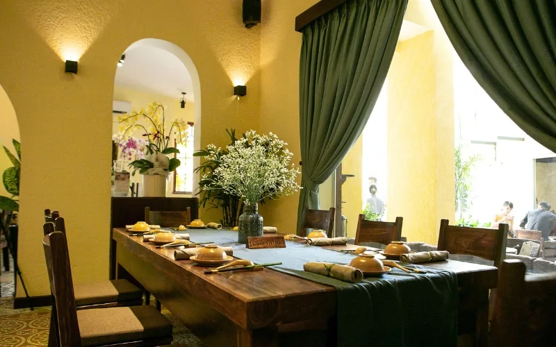 Old boats are reborn thanks to talented artisans, creating magnificent tables at Chay Garden