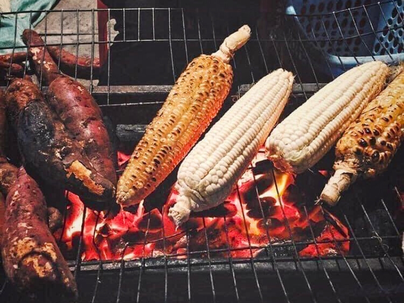 Maïs et patates douces grillés – Une collation fumée et réconfortante, incontournable des soirées hivernales à Hanoi