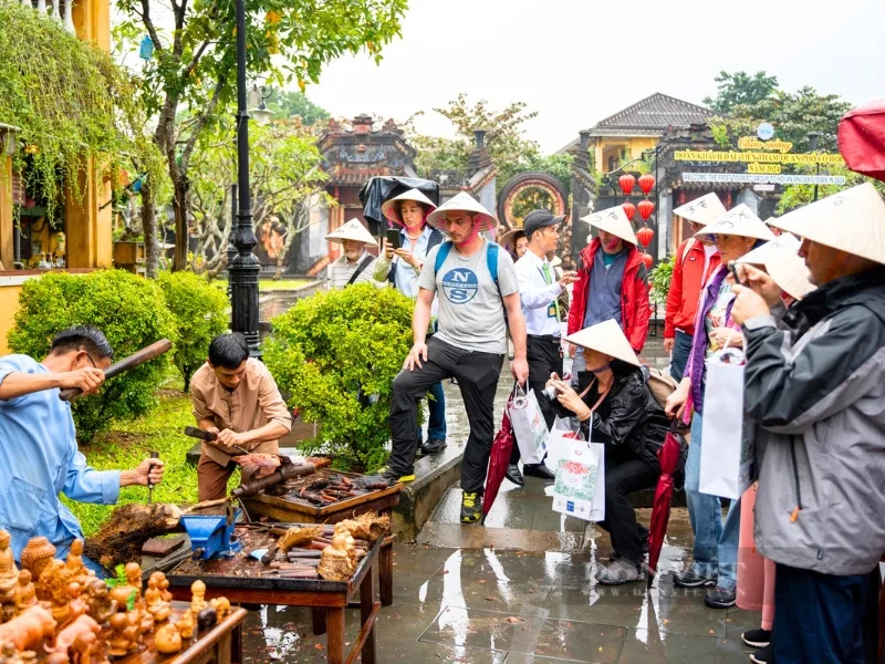 The Vietnamese Nón Lá fascinates foreign tourists
