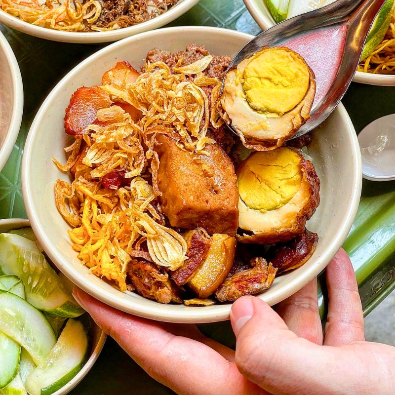 Servi chaud, le riz gluant au porc au caramel est idéal pour un petit-déjeuner nourrissant ou une collation hivernale