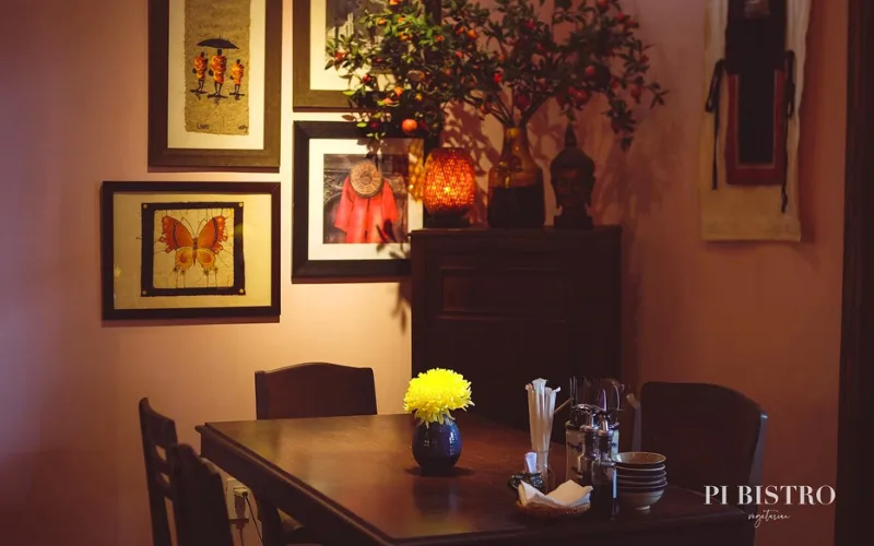 The décor of Pi Vegetarian Bistro in Vietnamese colors creates a welcoming and familiar atmosphere