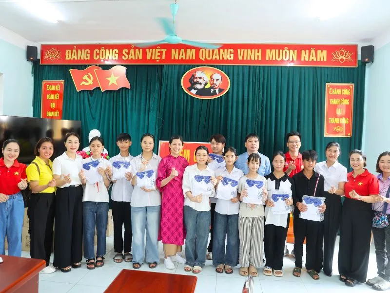 Des bourses et de nombreux autres cadeaux ont also offered Horizon Vietnam