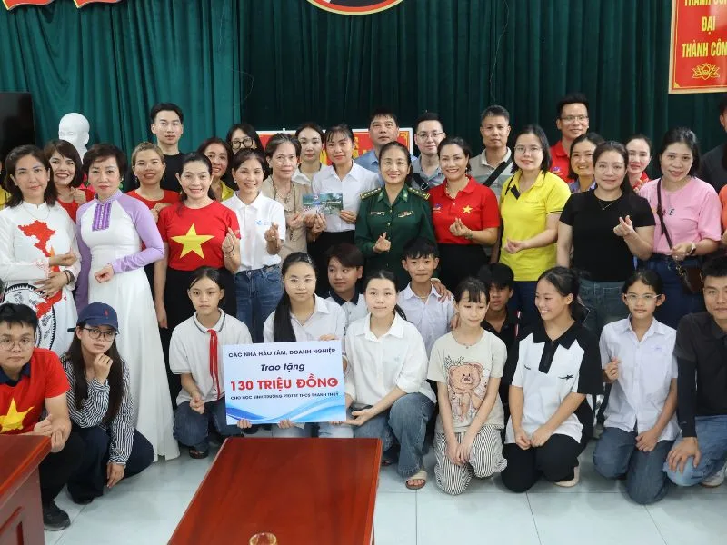 Les benevoles apportent 130 millions de VND help for students at Thanh Thuy College