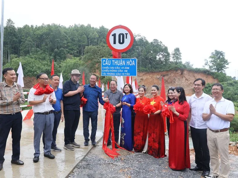 The authorities local authorities and partners inaugurating the Thuân Hoa Bridge Horizon Vietnam