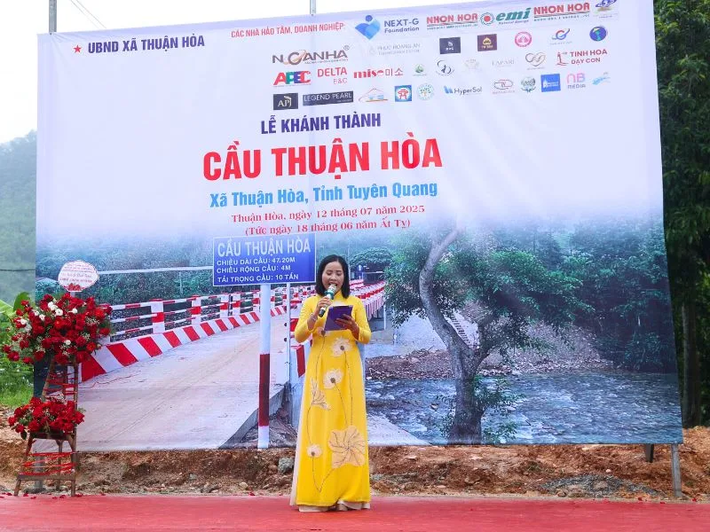 Cérémonie d'inauguration du pont Thuan Hoa 