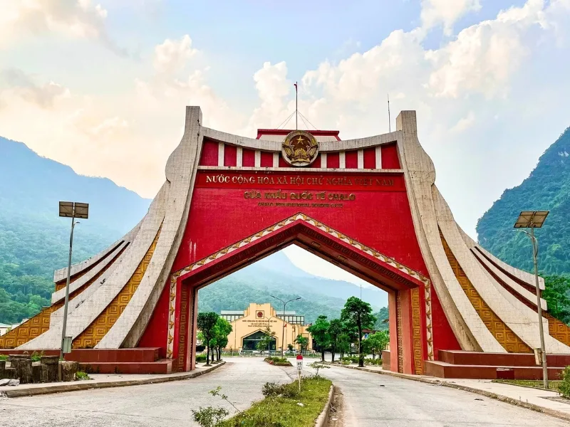 International border post at Cha Lo