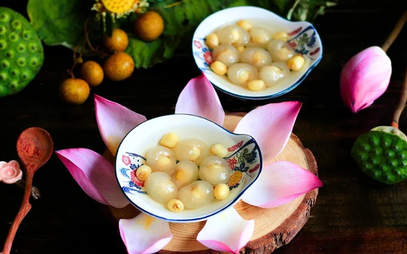 Sweet Vietnamese soup with longan and lotus seeds, a refined dessert symbolic of freshness and summer elegance