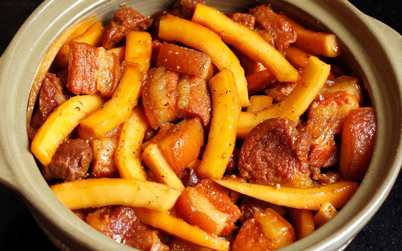 Coconut flesh is also stewed with pork, bringing a melting texture and sweet, creamy flavor
