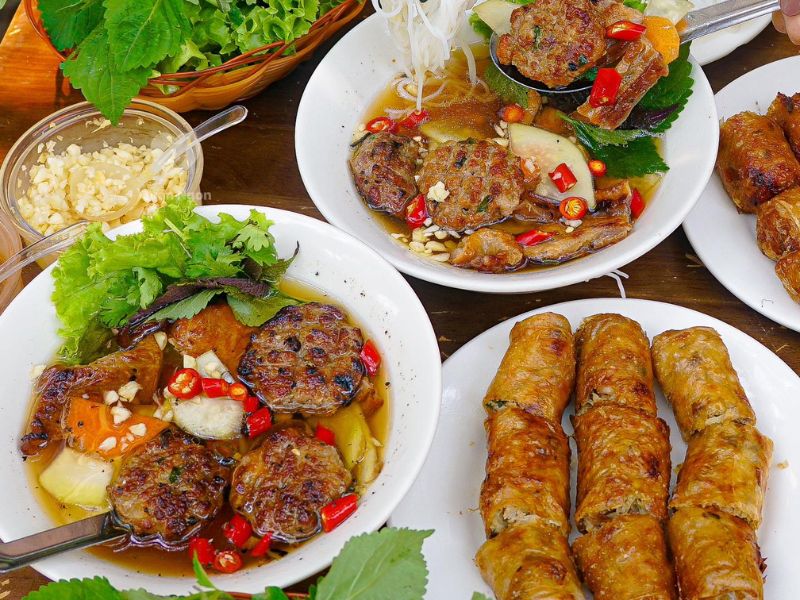 Bun Cha (Vermicelles de riz à la viande de porc grillée)