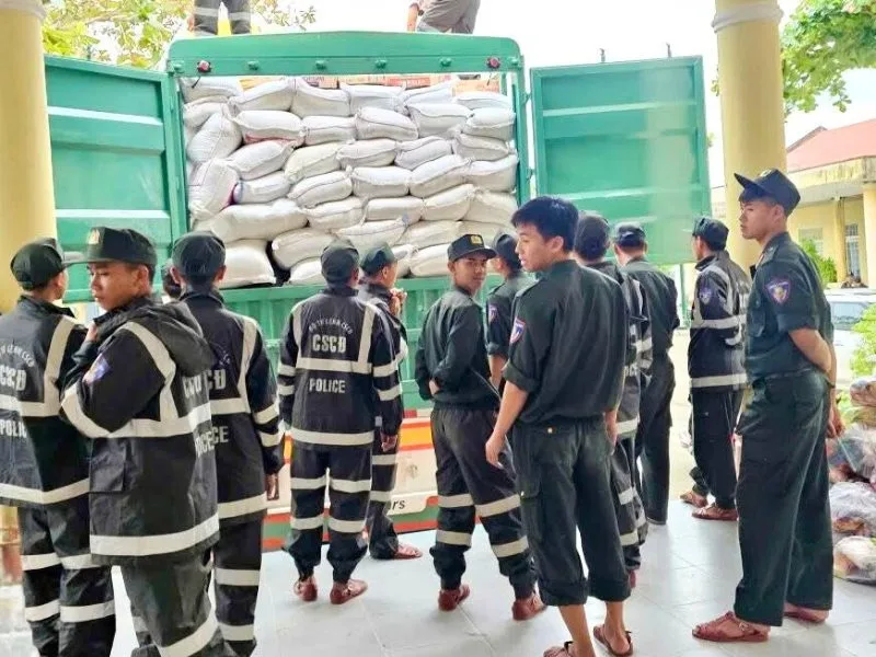 The relief truck transported from the North, unloaded with the support of local police forces