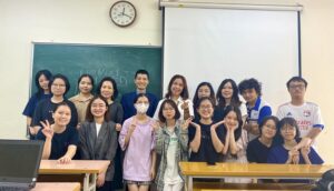 The students learn to market tourism products with the director of Horizon Vietnam
