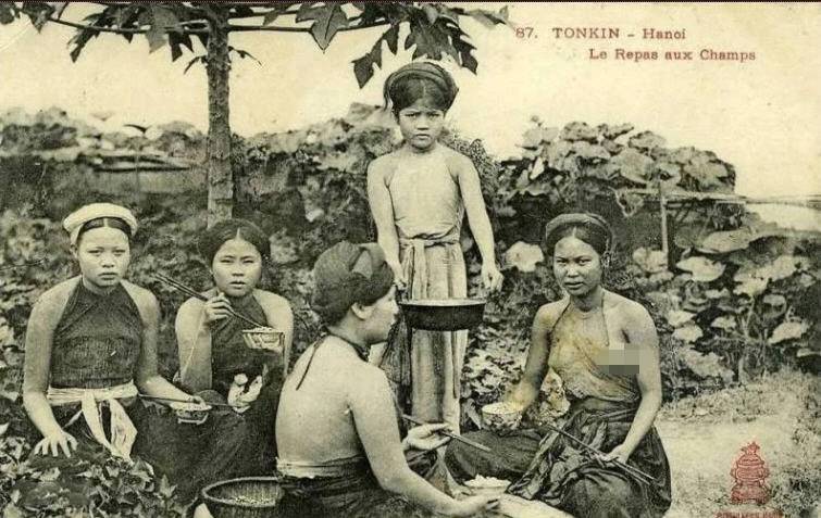 Traditional Vietnamese Ao Yem Garment